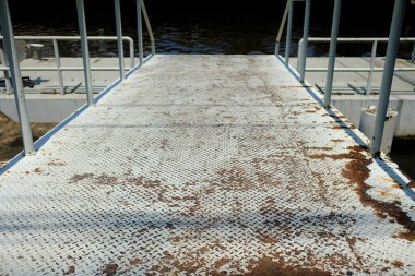 İskeleye giden Metal Yolu kapat.