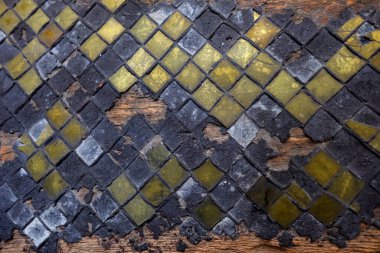 Ahşap Duvarda Eski Lekeli Cam.