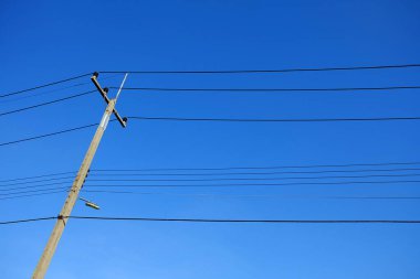 Güzel Mavi Gökyüzü Arkaplanlı Elektrik Kutbu.