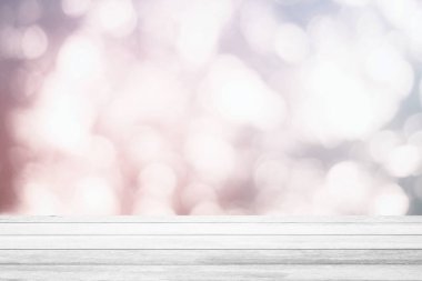 Bulanık Beyaz Bokeh Arkaplanı olan Beyaz Tahta Masa Ürün Görünümü İçin Uygun.