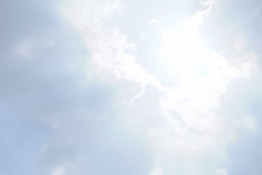Güneş Işığı Arkaplanlı Beyaz Gökyüzü.