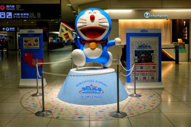 SAPPORO, JAPONYA - NOVEMBER 09, 2019: Doraemon figürü Japonya 'nın Sapporo şehrinde ünlü bir turistik ilgi merkezi olan Yeni Chitose Havaalanı' ndaki Doraemon Waku gökyüzü parkının önünde.