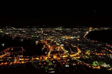 Hakodate Dağı 'ndan Hakodate Körfezi Bölgesi' nin Sonbahar Gecesi Sahnesi. Hakodate, Japonya 'nın Hokkaido şehrinin en büyük üçüncü şehridir..