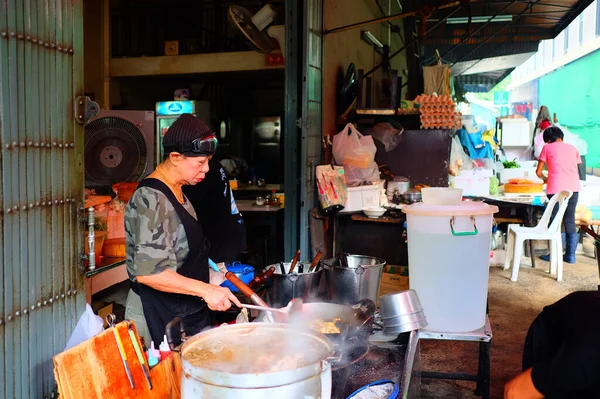 バンコク 2019年9月17日 Jay Fai Pratsu Phei氏は タイのバンコクにある有名なミシュランの星付きストリートフードレストランのオーナーです — ストック写真