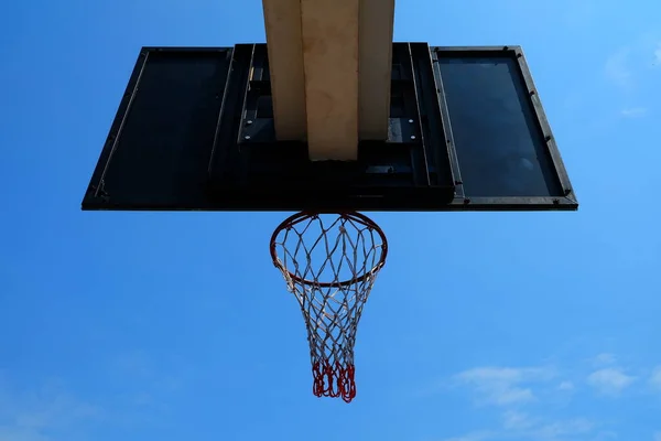 Bottom View Van Basketball Hoop Met Blauwe Achtergrond — Stockfoto