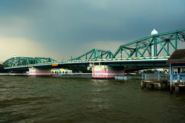 BANGKOK, THAILAND - 04 Ekim 2019: Yağmurlu günlerde Phra Phuttha Yodfa antik köprüsü. Bangkok, Tayland 'ın simgesidir..