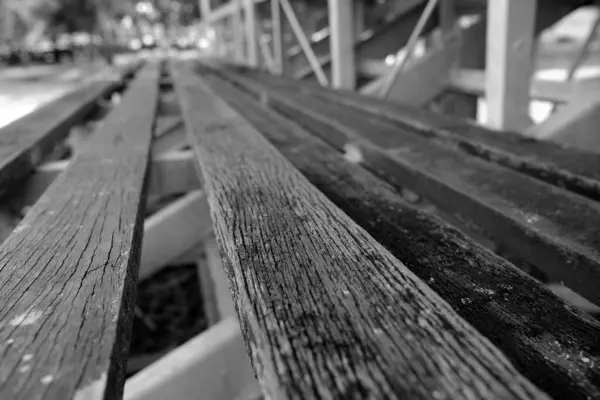 Close Wood Stadium Sitze Schwarz Weiß Ton Selektiver Fokus — Stockfoto