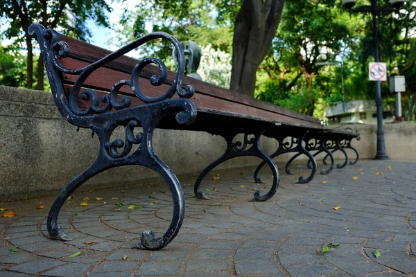 Parktaki Vintage Long Bench — Stok fotoğraf
