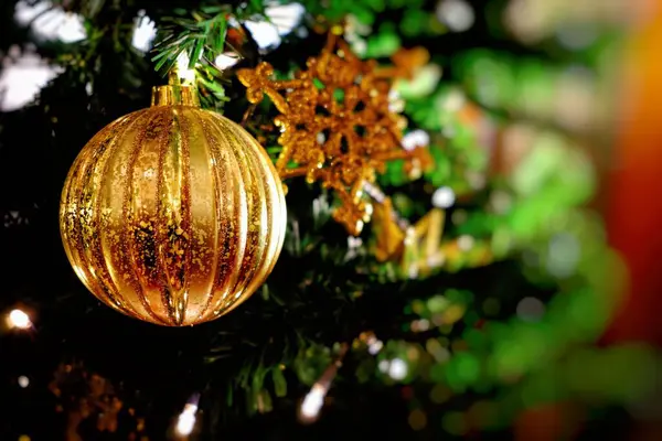 Bola Ornamento Brilho Árvore Natal Com Fundo Bonito Bokeh — Fotografia de Stock