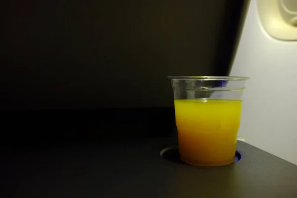 Uçuşta Plastik Kapakta Portakal Suyu Servis Ediliyor — Stok fotoğraf