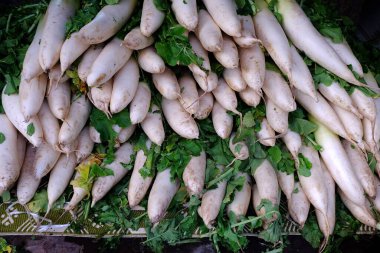 Japon Marketinde Beyaz Daikon Turp Yığını.