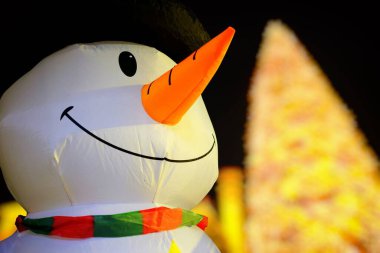 Bulanık Noel Ağacı Arkaplanlı Kardan Adam.