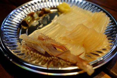 Japonya 'daki Hakodate Sabah Pazarı' nda taze Japon deniz mahsulü Sashimi Squid 'i kapatın..