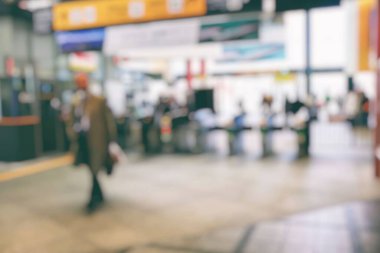 Metro İstasyonunda Yürüyen İşadamı 'nın Soyut Bulanıklığı.