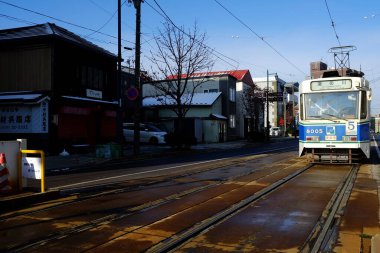 HAKODATE, JAPONYA - 15 Kasım 2019: Hakodate 'deki Vintage Tramvay. Tramvay Hakodate, Japonya 'da turistik bir merkezdir..