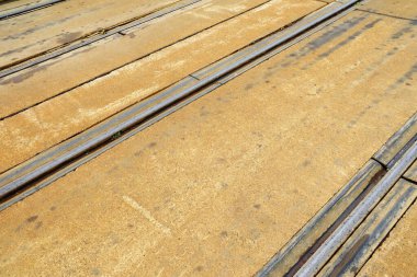 Yerdeki Tramvay Raylarını Kapat.