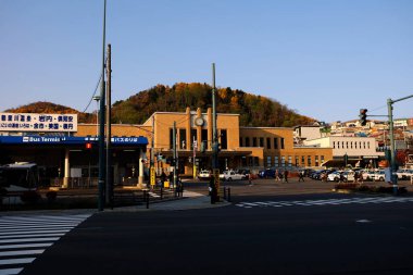OTARU, JAPONYA - 12 Kasım 2019: sonbaharda Otaru JR istasyonu. Hokkaido demiryolu şirketi tarafından işletilen bir tren istasyonu nerede?.