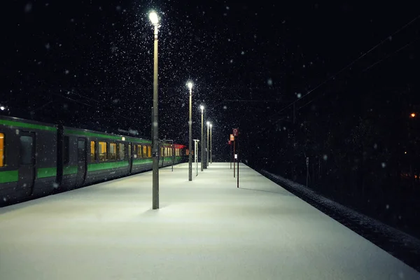 火车站上的降雪 — 图库照片