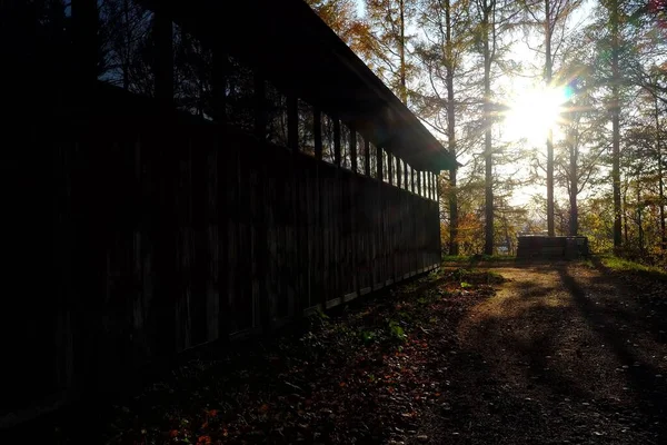 Houten Schuur Herfst Zonsopgang Achtergrond — Stockfoto