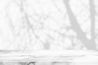 Bahçe Arkaplanında Beyaz Bulanık Bokeh olan Mermer Masa.