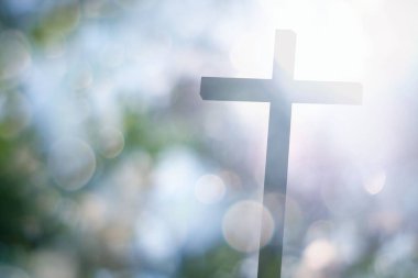 Bulanık çarmıha gerilmiş İsa 'nın Çarmıhı Güneş Işığı ve Güzel Bokeh ile.