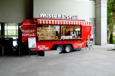 BANGKOK, THAILAND - 11 Şubat 2020: Bay Donut yemek kamyonu Bangkok Üniversitesi. Bay Donut Tayland 'da meşhur bir donut bayisidir. Harry Winnaker tarafından 1956 yılında Amerika Birleşik Devletleri 'nde kuruldu..