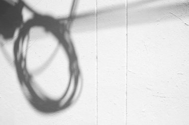 Beyaz Beton Duvarda Elektrik Kablosu Gölgesi.