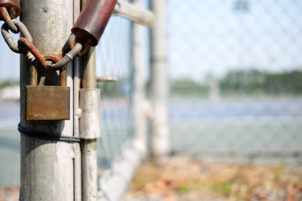 Altes Rostiges Vorhängeschloss Hängt Kette Mit Verschwommenem Metallzaun Hintergrund — Stockfoto