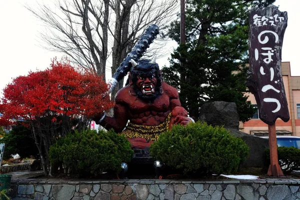 Noboribetsu Japon Novembre 2019 Statue Démoniaque Japonaise Rouge Devant Station — Photo