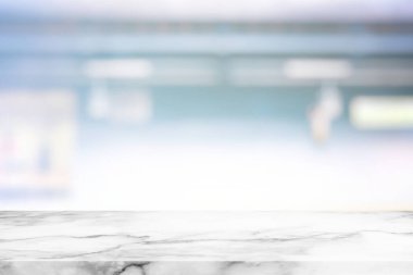 Beyaz Bulanık İç Bina Arkaplanı ile Soyut Boş Mermer Masa, Ürün Sunumu, Arkaplan ve Moda İçin Uygun.
