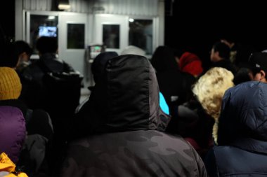 Kış Gecesinde Hakodate Ropeway 'i Bekleyen Kalabalık Hakodate, Sapporo Japonya' nın Turist Çekimi.