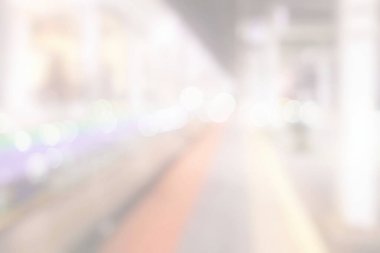 Güzel Bokeh Arkaplanlı Beyaz Bulanık Demiryolu İstasyonu.