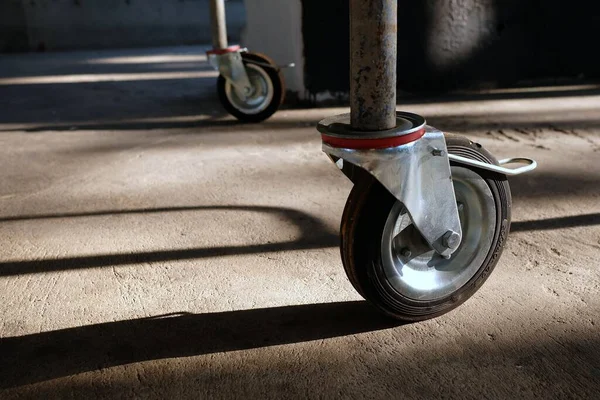 Roda Andaimes Com Sombra Chão Concreto — Fotografia de Stock