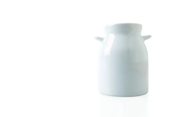 白い背景に隔離された白いセラミックミルクジャグ — ストック写真