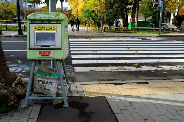 日本Sapporo 2019年11月12日 防滑沙盒 装有沙袋或沙袋 人们在行走前将沙袋铺在滑地上 — 图库照片