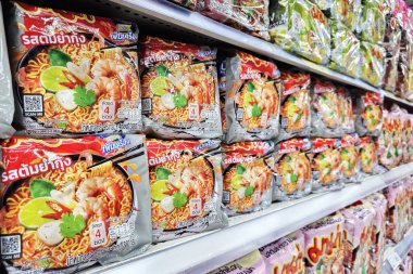 Bangkok, Tayland - 30 Ağustos 2024: Mama Tom Yum rafta. Tayland 'da 1972' de Tayland Devlet Başkanı Gıda tarafından kurulan ünlü bir hazır eriştedir..