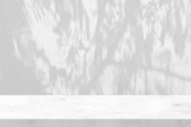 Beyaz Duvarda Ağaç Gölgesi olan Beyaz Mermer Masa, Ürün Sunumu, Görünüm ve Moda İçin Uygun.