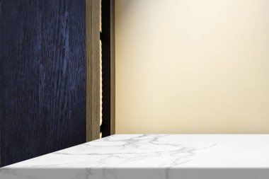 Karanlık Ahşap ve Sıcak Duvarlı Zarif Boş Mermer Tezgah.