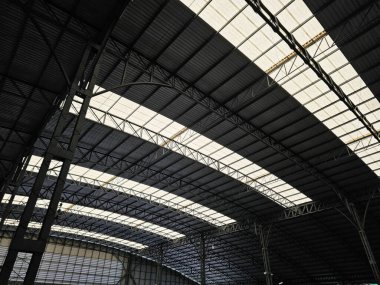 Çelik kirişleri ve Şeffaf Panelleri olan Modern Endüstriyel Çatı Yapısı.