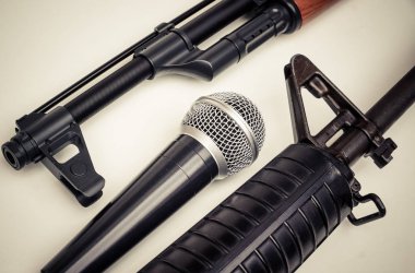 Mikrofon vs tüfek / basın özgürlüğü risk kavramı / dünya basın özgürlüğü günü kavramı