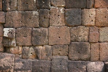 Farklı boyutlarda antik Khmer kale bir duvar düzenlenmiş büyük taşlar