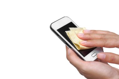 El beyaz izole bir akıllı telefon temiz bir bez kullanarak