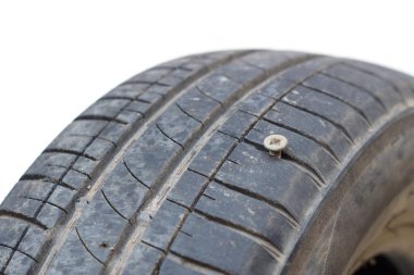 Bir cıvata pense kullanarak bir düz lastik kaldırma