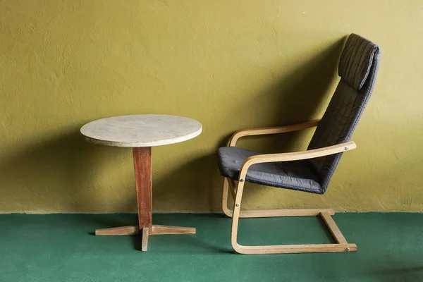 Furniture Meja Bundar Kayu Dan Kursi Berlengan — Stok Foto