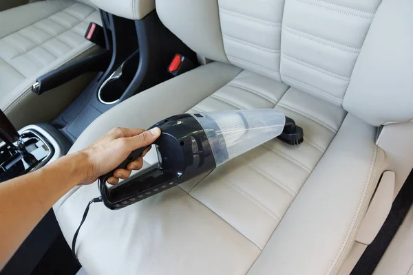 진공소제기를 사용하여 자동차를 — 스톡 사진