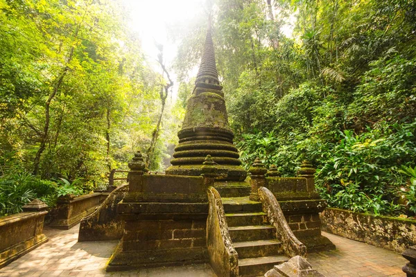 Pagoda Alongkorn Din Cascada Phlio Chanthaburi Thailanda — Fotografie, imagine de stoc