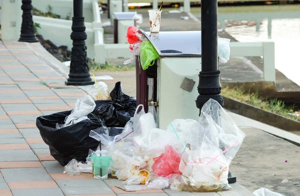 Una Papelera Llena Basura Problema Del Concepto Gestión Residuos Basura —  Fotos de Stock