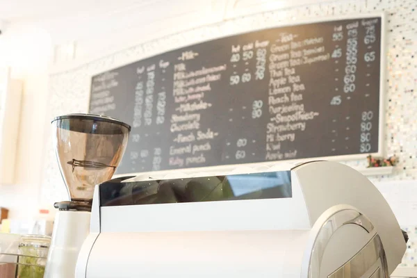 Kafé Med Kaffe Grinder Och Dryck Meny Ombord — Stockfoto