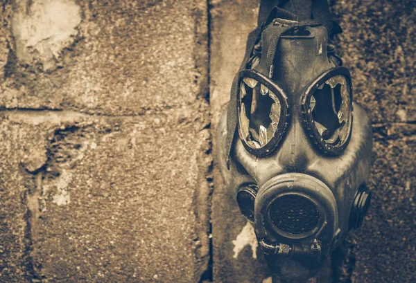 Kırık Gaz Maskesi Duvarda Asılı Toksik Kimyasal Silah Kavramı — Stok fotoğraf