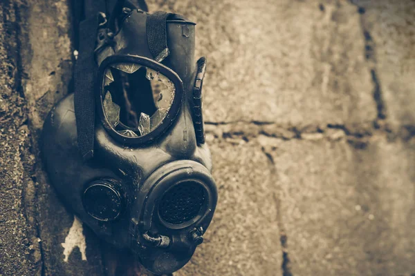 Broken Gas Mask Hung Wall Toxic Chemical Weapon Concept — Stock Photo, Image